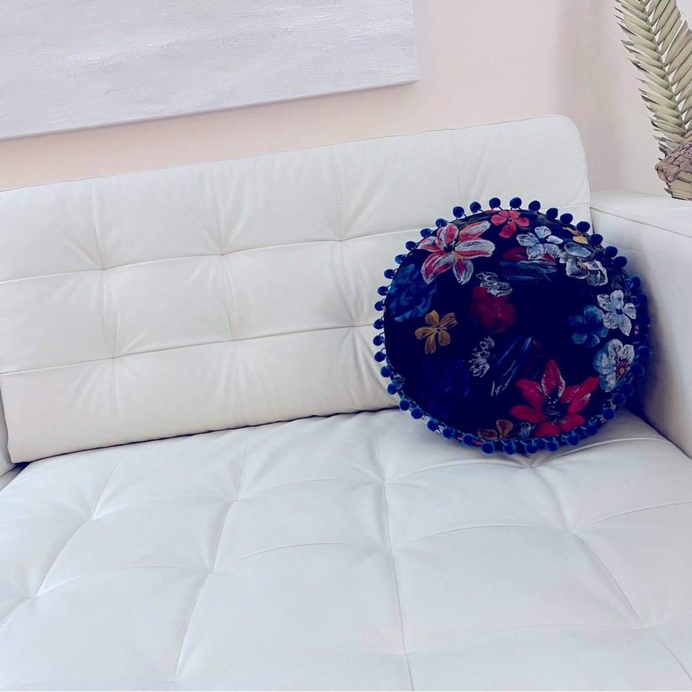 Round throw pillow - Picture 7 of 8